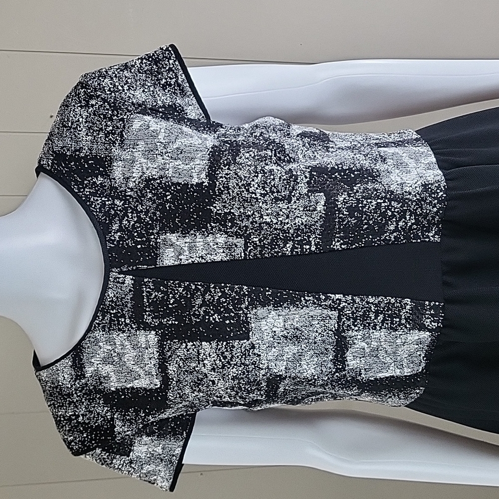 Betsey Johnson Black White Abstract Textured Short Sleeve Fit & Flare Dress - Picture 3 of 16
